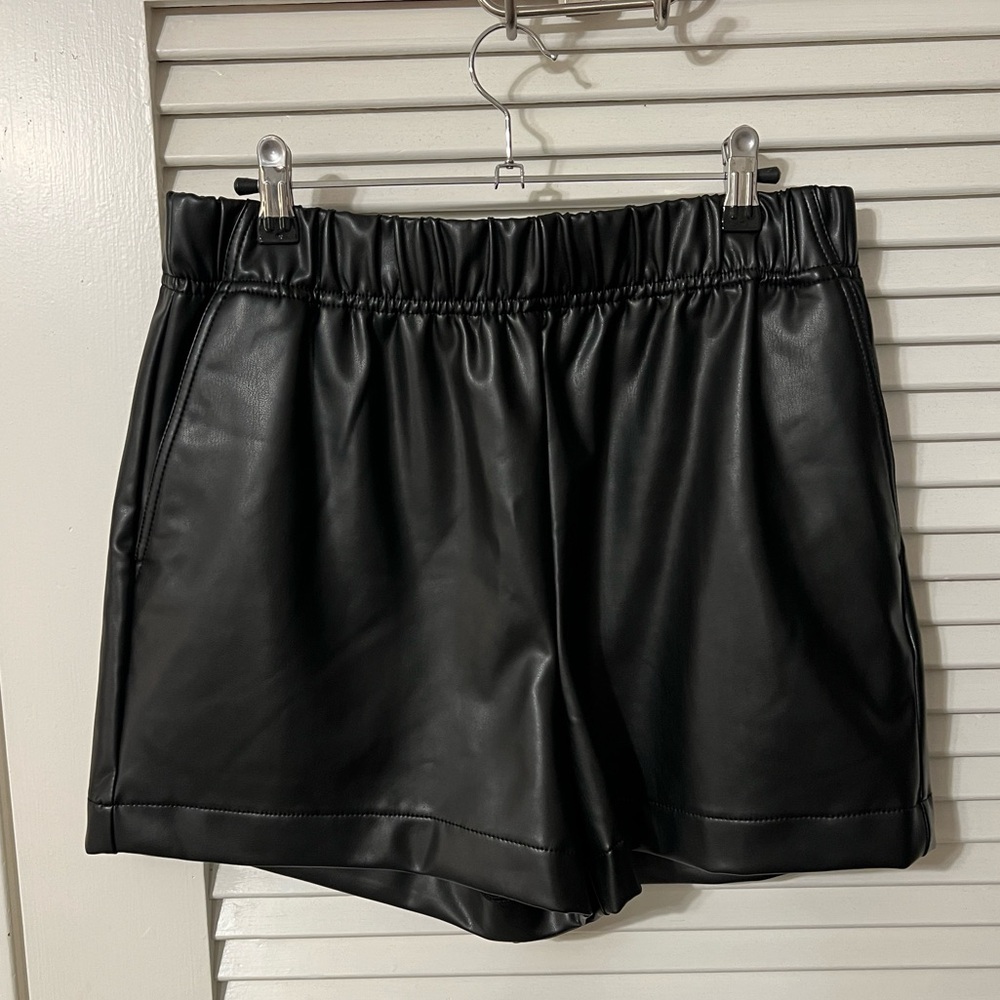 MICHAEL STARS - ANYA VEGAN LEATHER SHORTS - BLACK - SIZE M